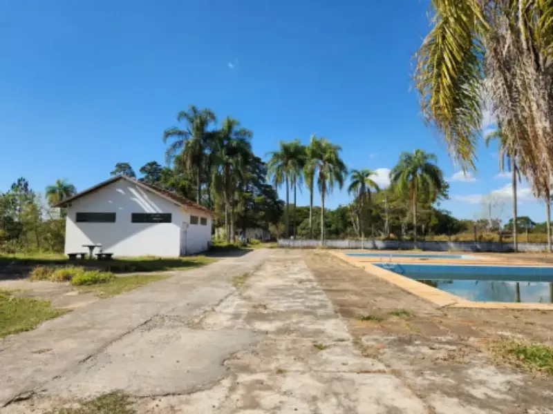 Comercial em leilão