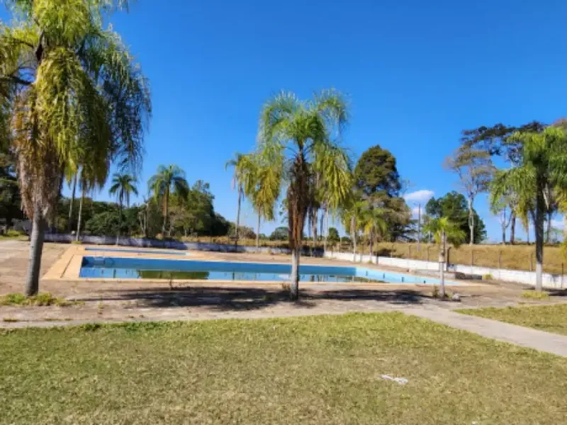 Comercial em leilão