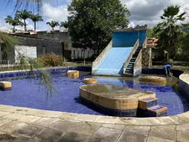 Comercial em leilão