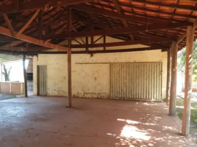 Comercial em leilão