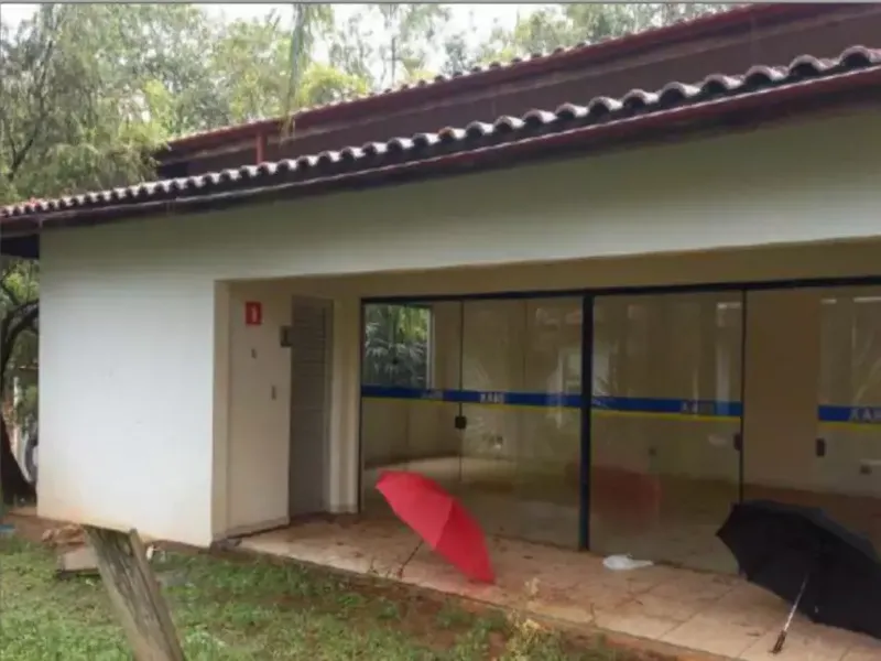 Comercial em leilão