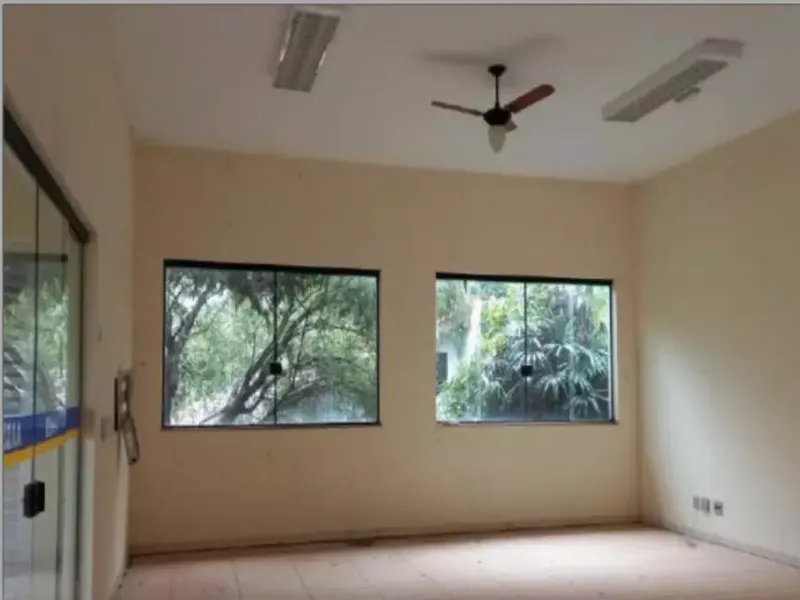 Comercial em leilão