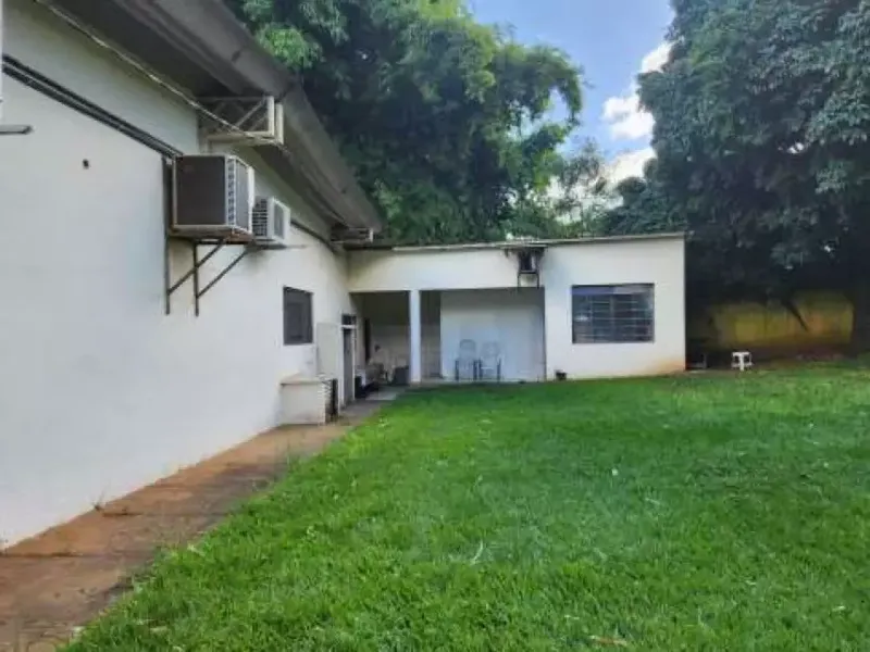 Comercial em leilão