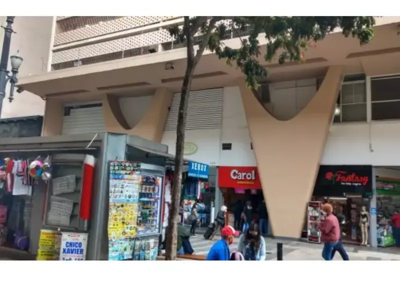 Comercial em leilão