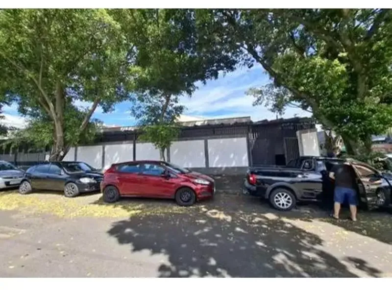 Comercial em leilão