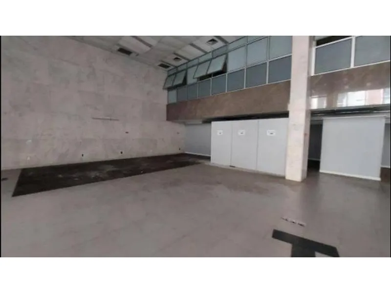 Comercial em leilão