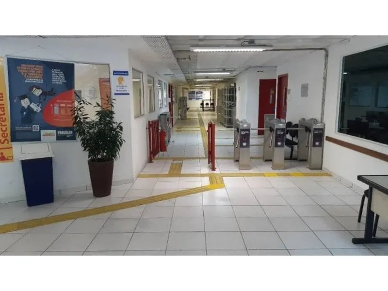 Comercial em leilão