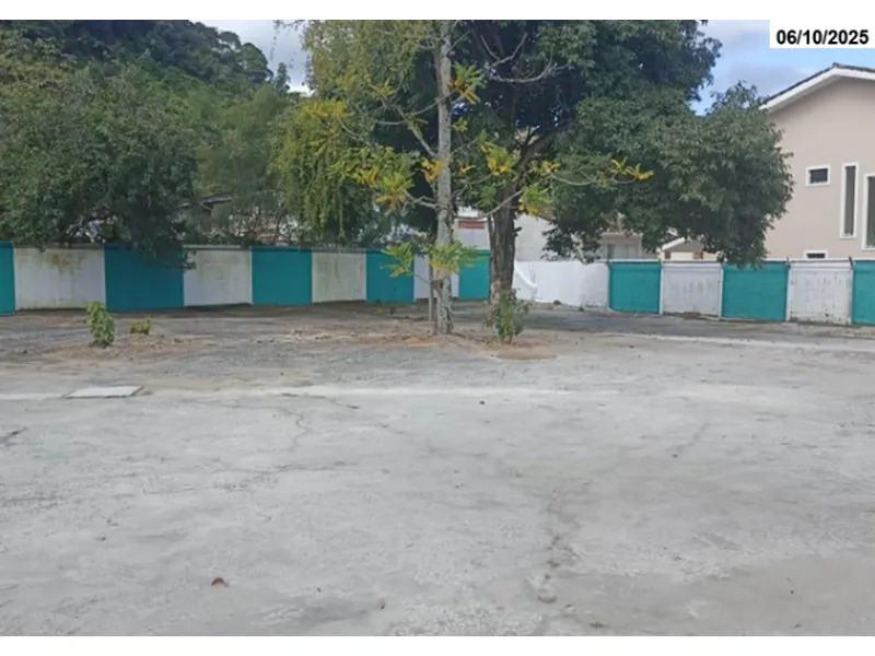 Comercial em leilão