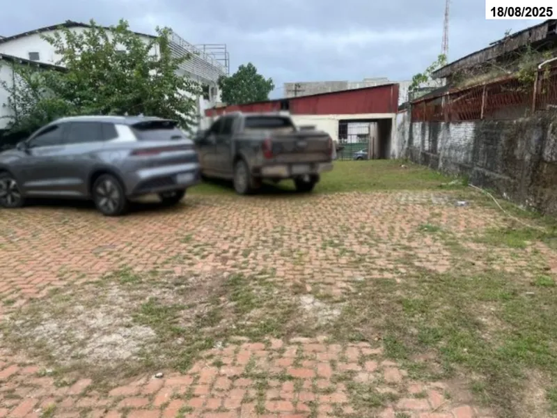 Comercial em leilão