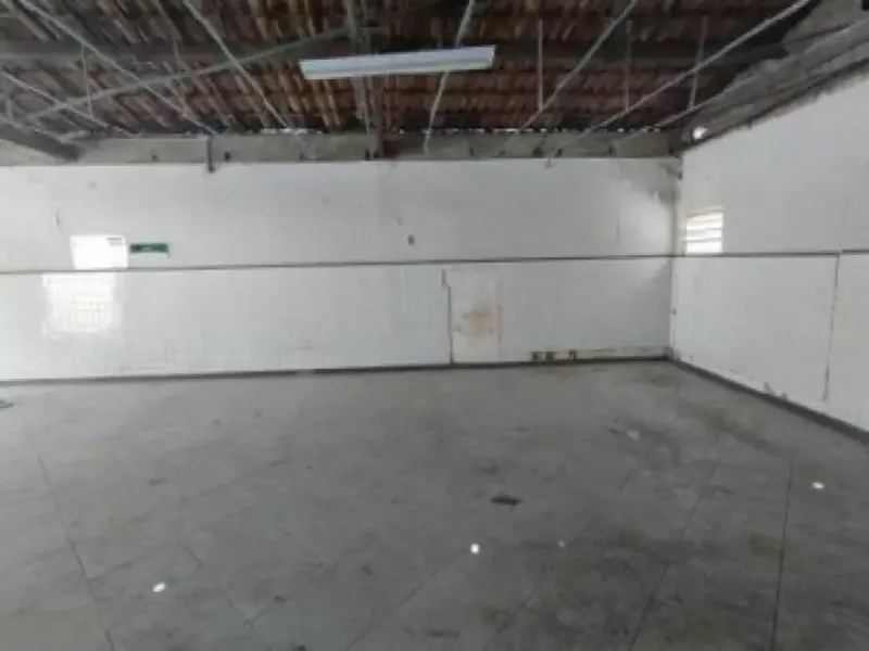 Comercial em leilão