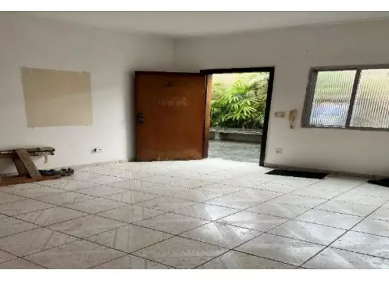 Comercial em leilão