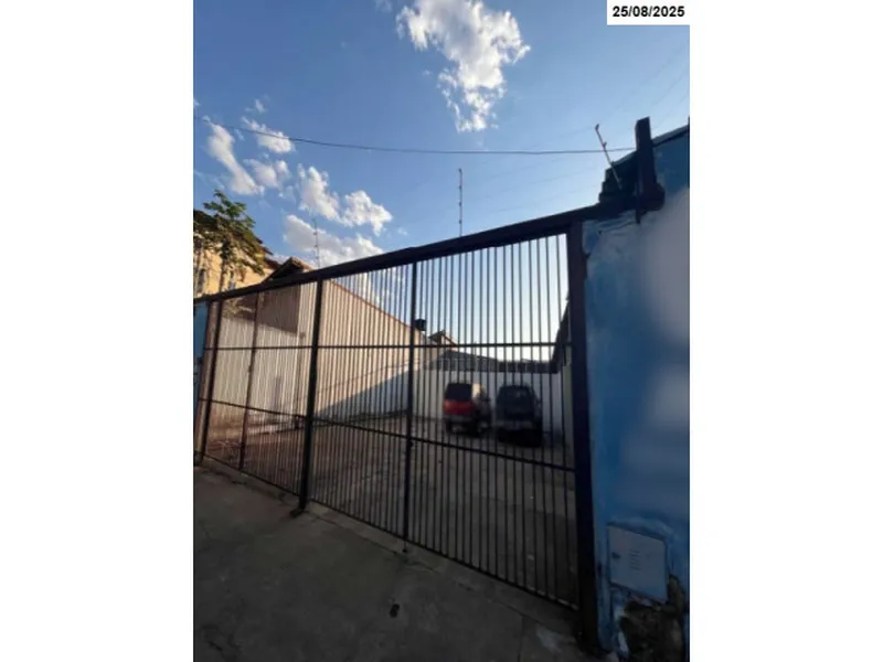 Comercial em leilão