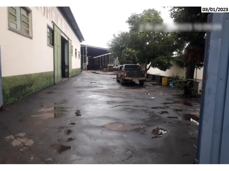 Comercial em leilão