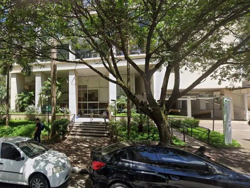 Comercial em leilão