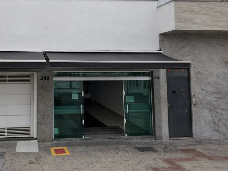 Comercial em leilão