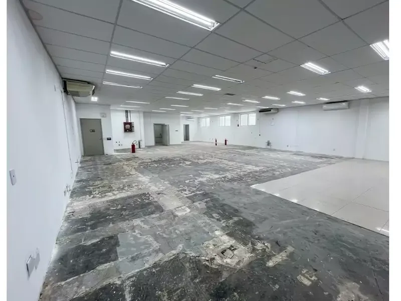 Comercial em leilão