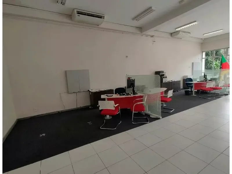 Comercial em leilão