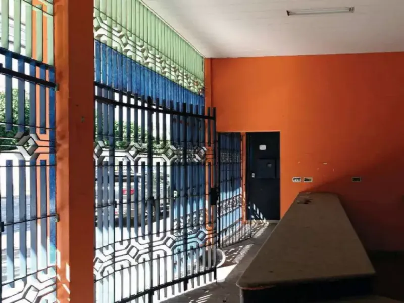 Comercial em leilão