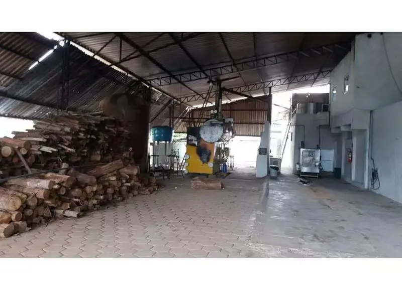 Comercial em leilão