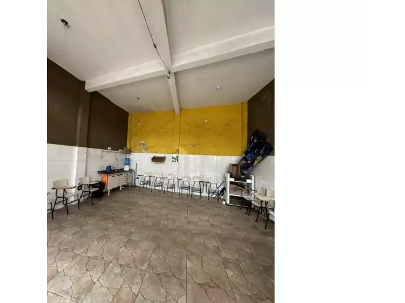 Comercial em leilão