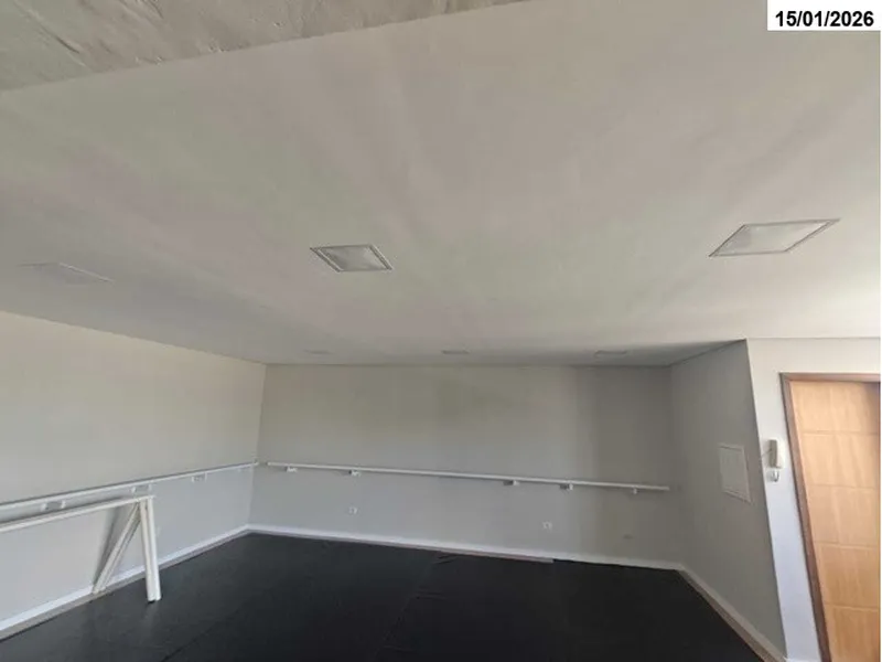 Comercial em leilão