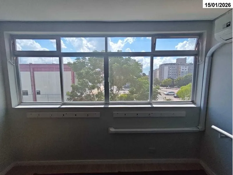 Comercial em leilão