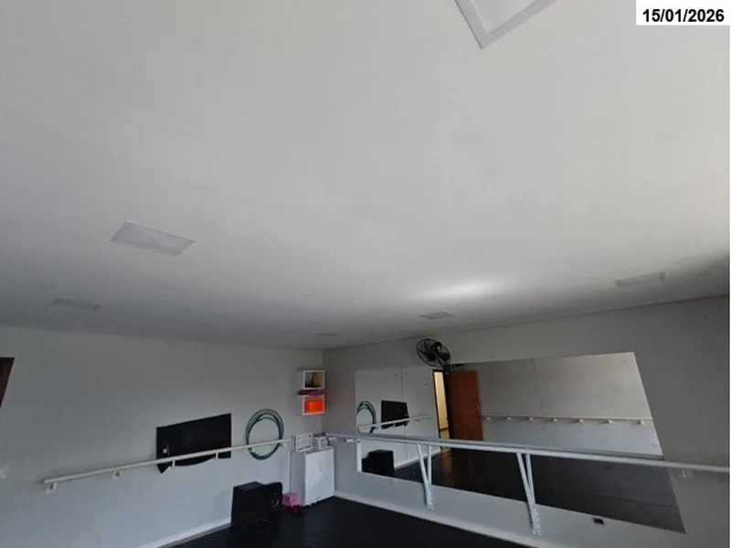 Comercial em leilão