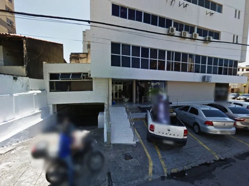 Comercial em leilão