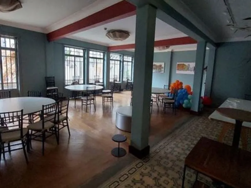 Comercial em leilão