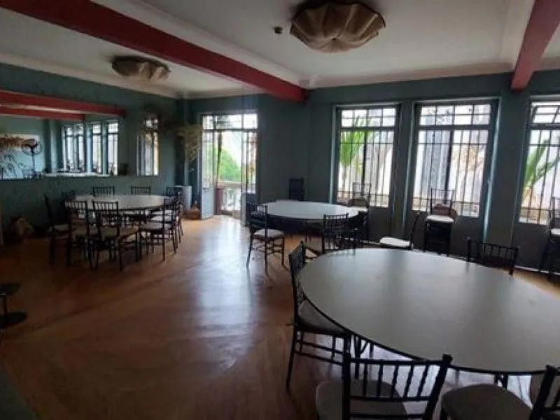 Comercial em leilão