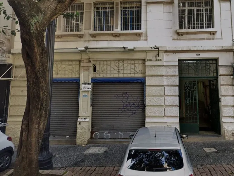 Comercial em leilão