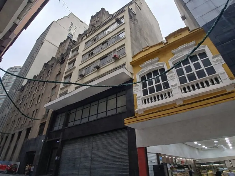 Comercial em leilão