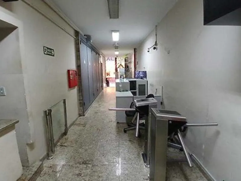 Comercial em leilão