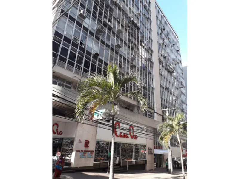 Comercial em leilão