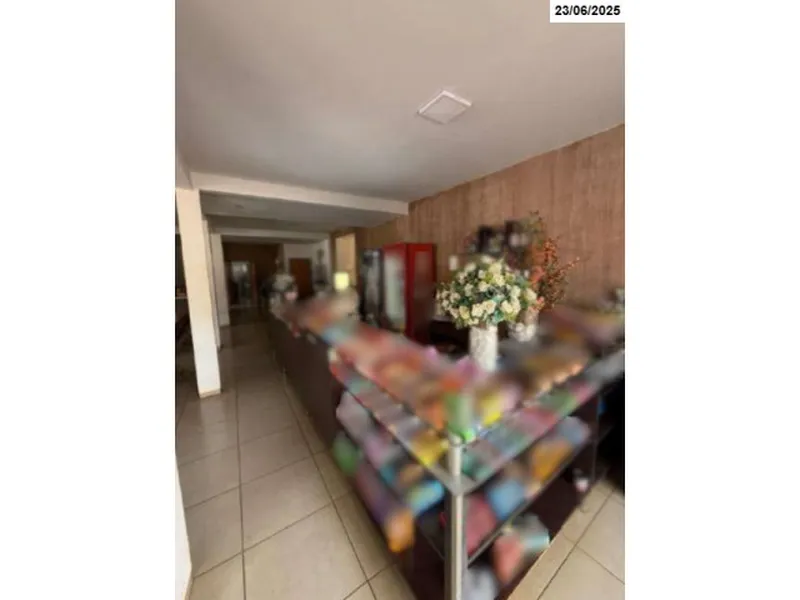 Comercial em leilão