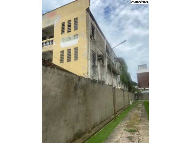 Comercial em leilão