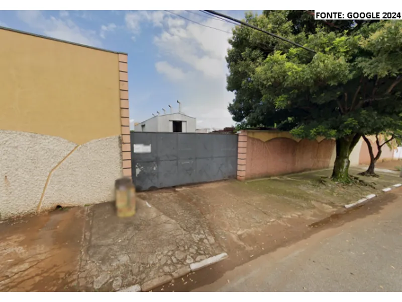 Comercial em leilão