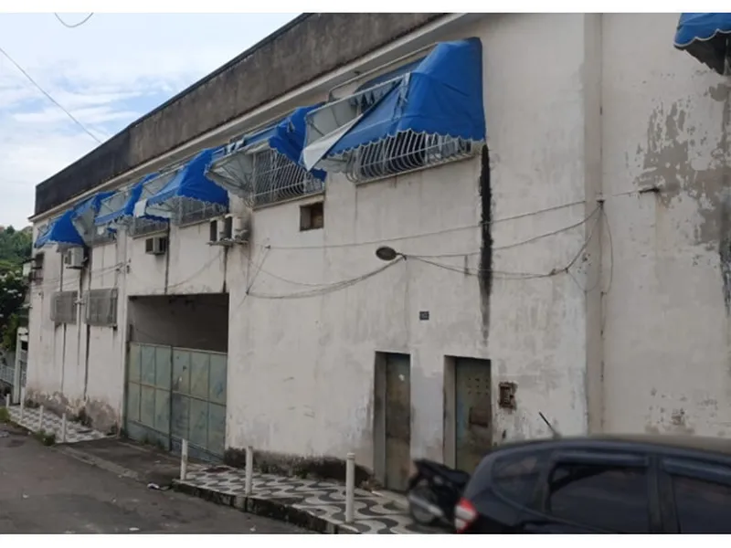 Comercial em leilão