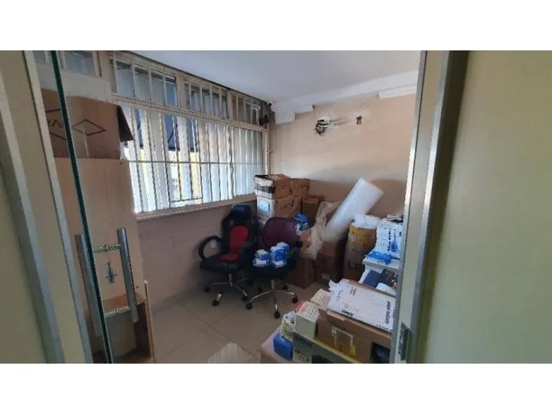 Comercial em leilão