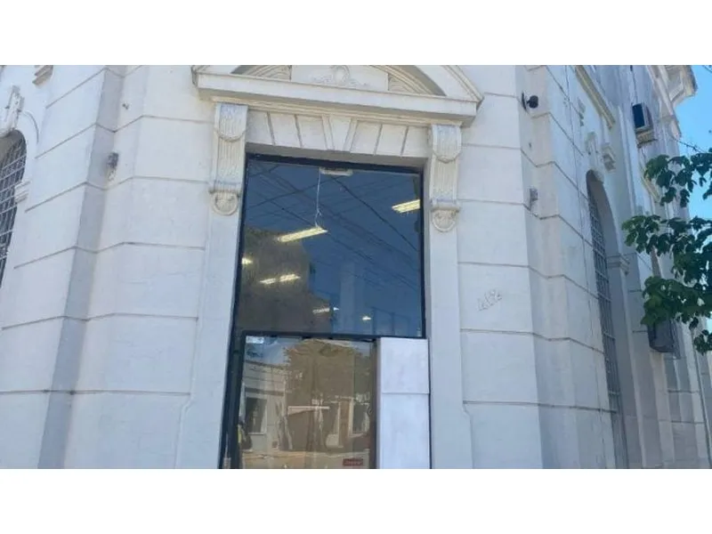 Comercial em leilão