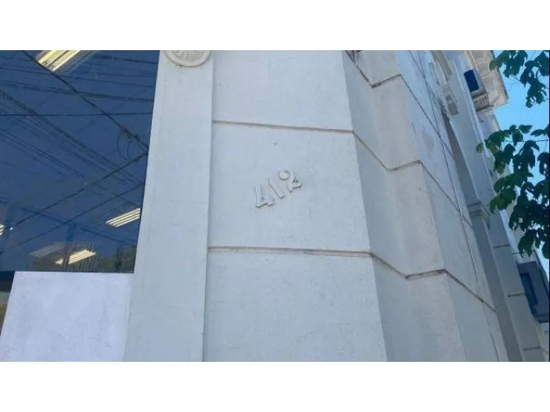 Comercial em leilão