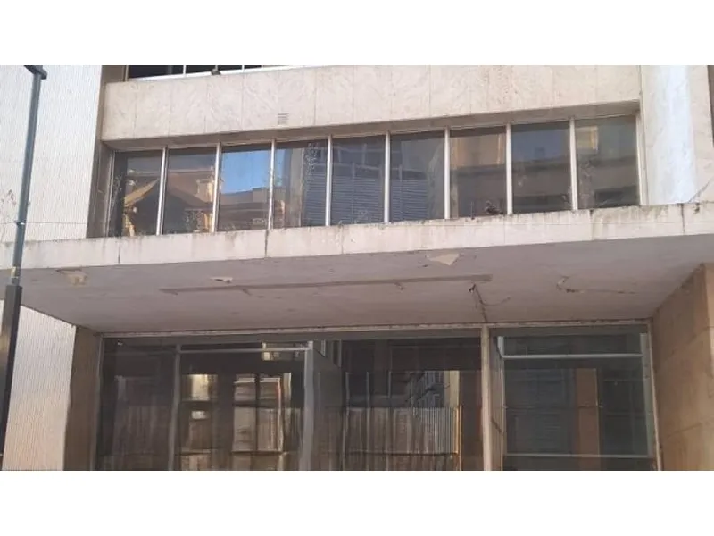 Comercial em leilão