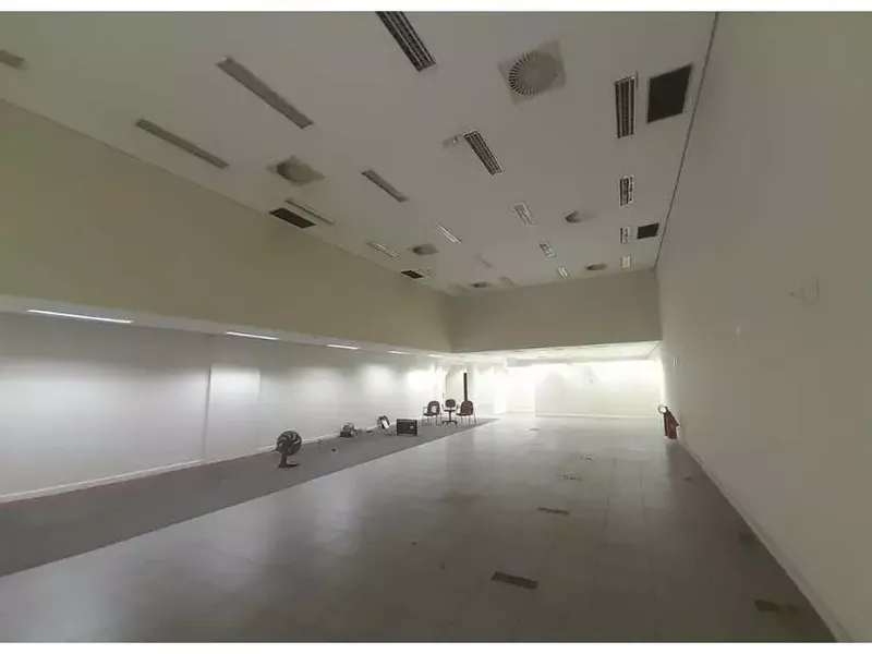 Comercial em leilão