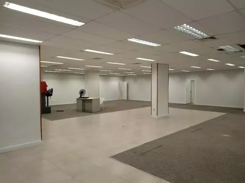 Comercial em leilão