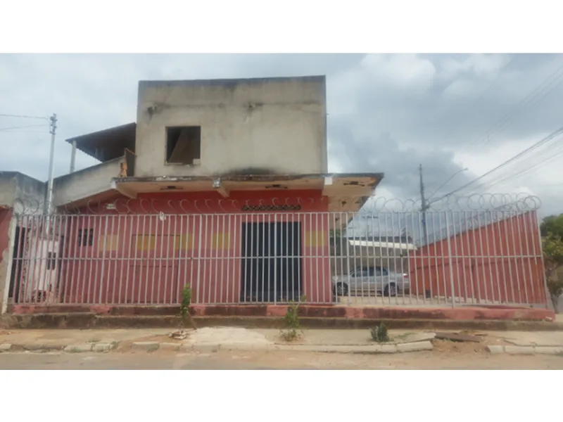 Comercial em leilão