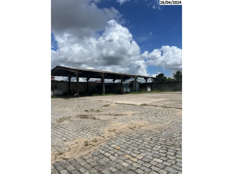 Comercial em leilão