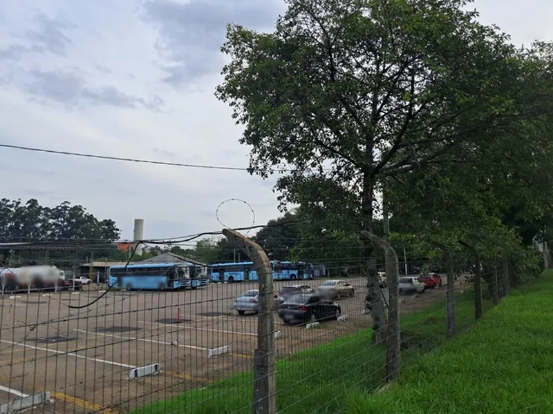 Comercial em leilão