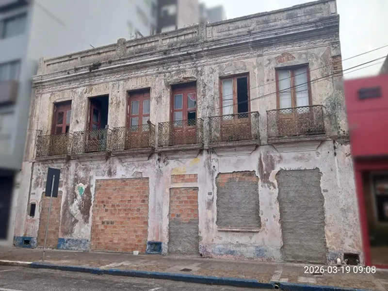 Comercial em leilão