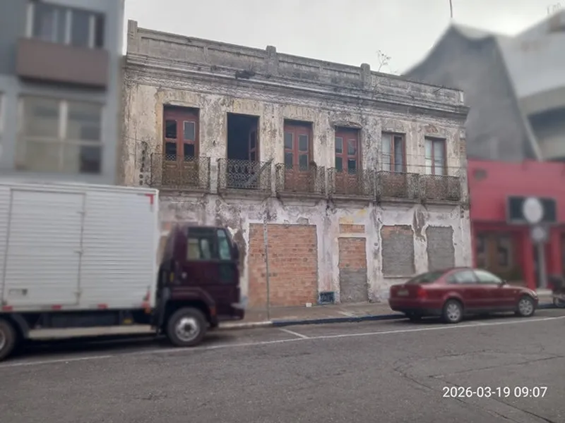 Comercial em leilão