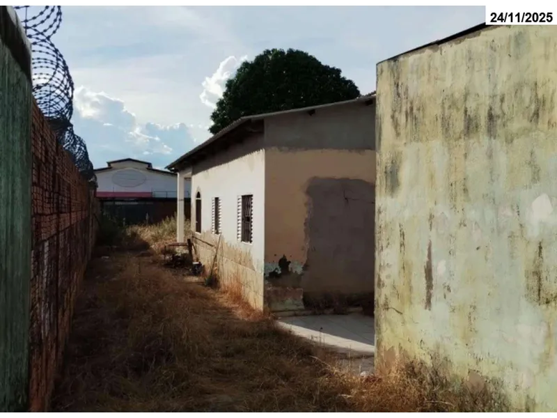 Comercial em leilão